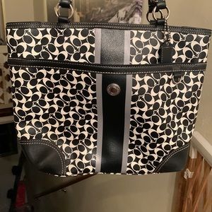 Coach purse! Awesom size.